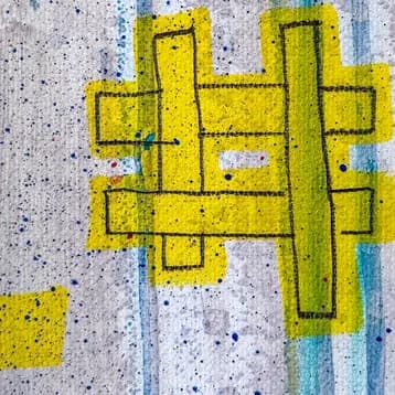 Détails de STNS02, formes vertes et bleues, chiffres noirs et motifs géométriques urbains – détail 1 (STNS02)